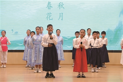 为努力让每名学生都拥有"菜单式"课程表,学校开设了光影文学,七巧板等