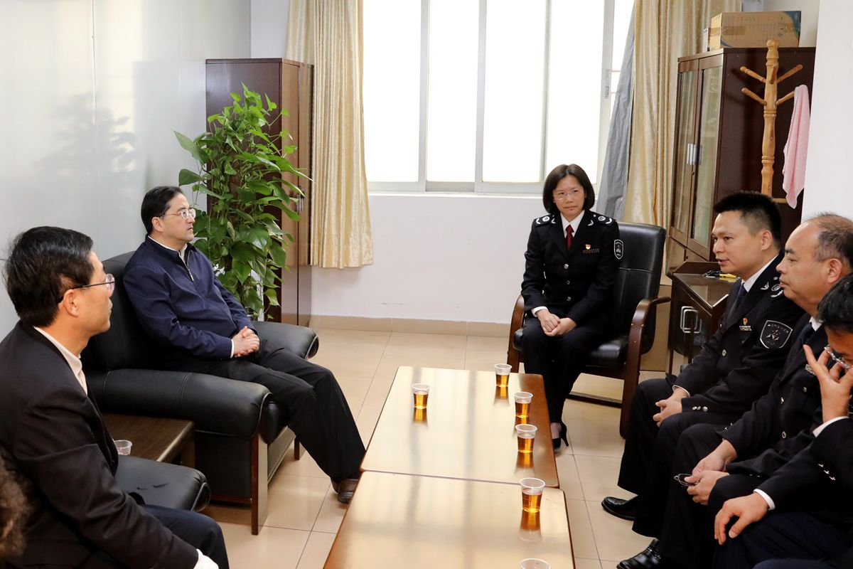 局长邝兵一早便来到联系的南山局南山所慰问基层一线同志,市局陈欣奋