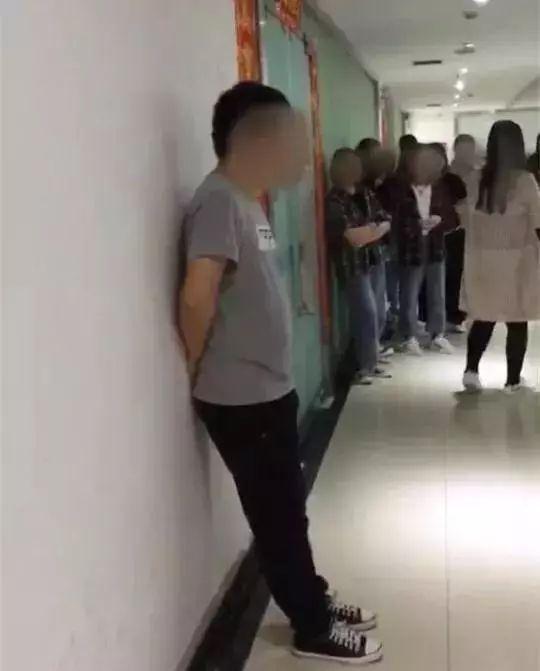 点击图片查看详情 男子溜进公司女厕偷拍,被发现还标榜自己"有原则,绝