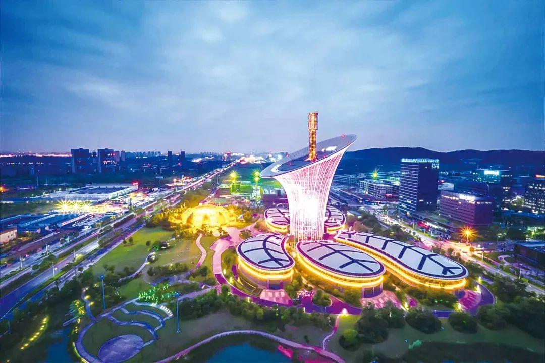 "文旅 科技"是武汉光谷新区的特色之处,这里是中国首个国家高新区.