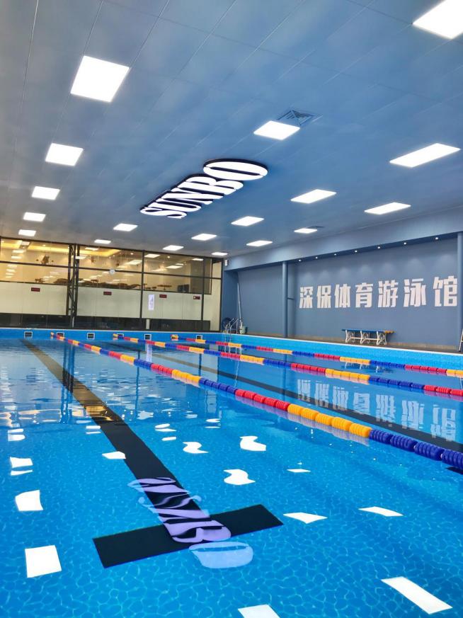 作为深保体育中心的配套设施之一 深保体育游泳馆设有多个不同的泳池