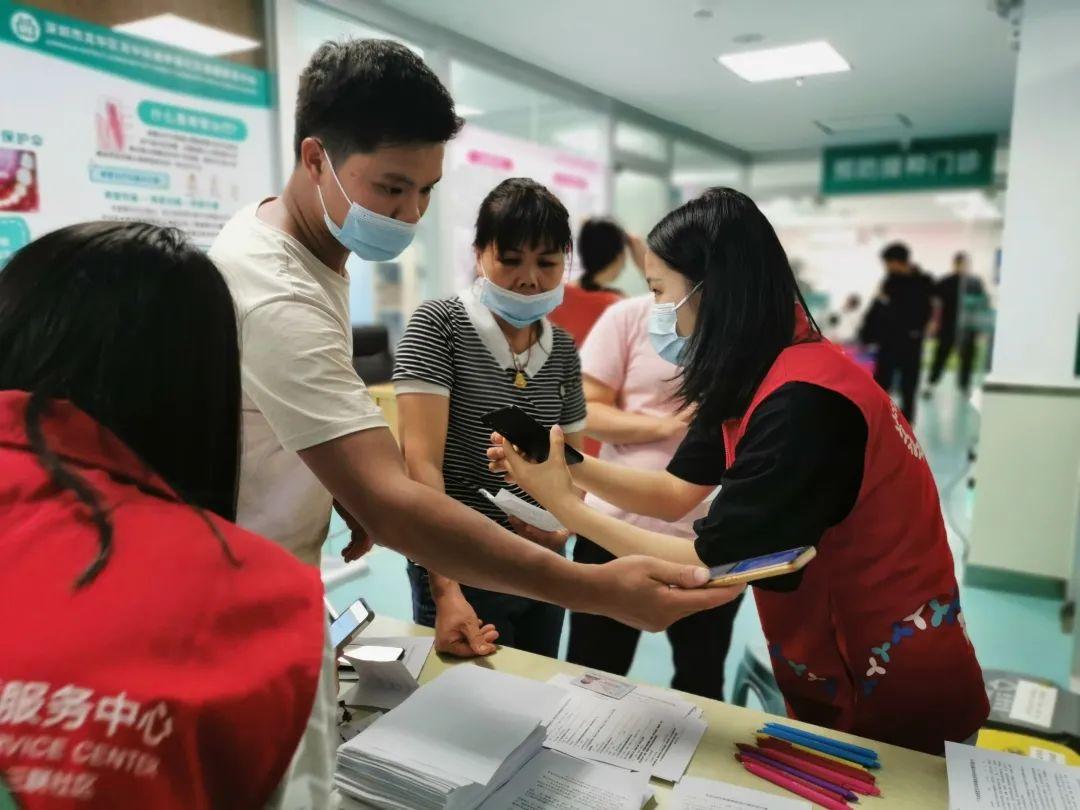 龙岗区部分街道开展核酸排查 医护人员和志愿者们全副武装 不分昼夜