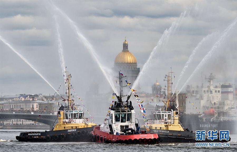 俄罗斯圣彼得堡举办破冰船节