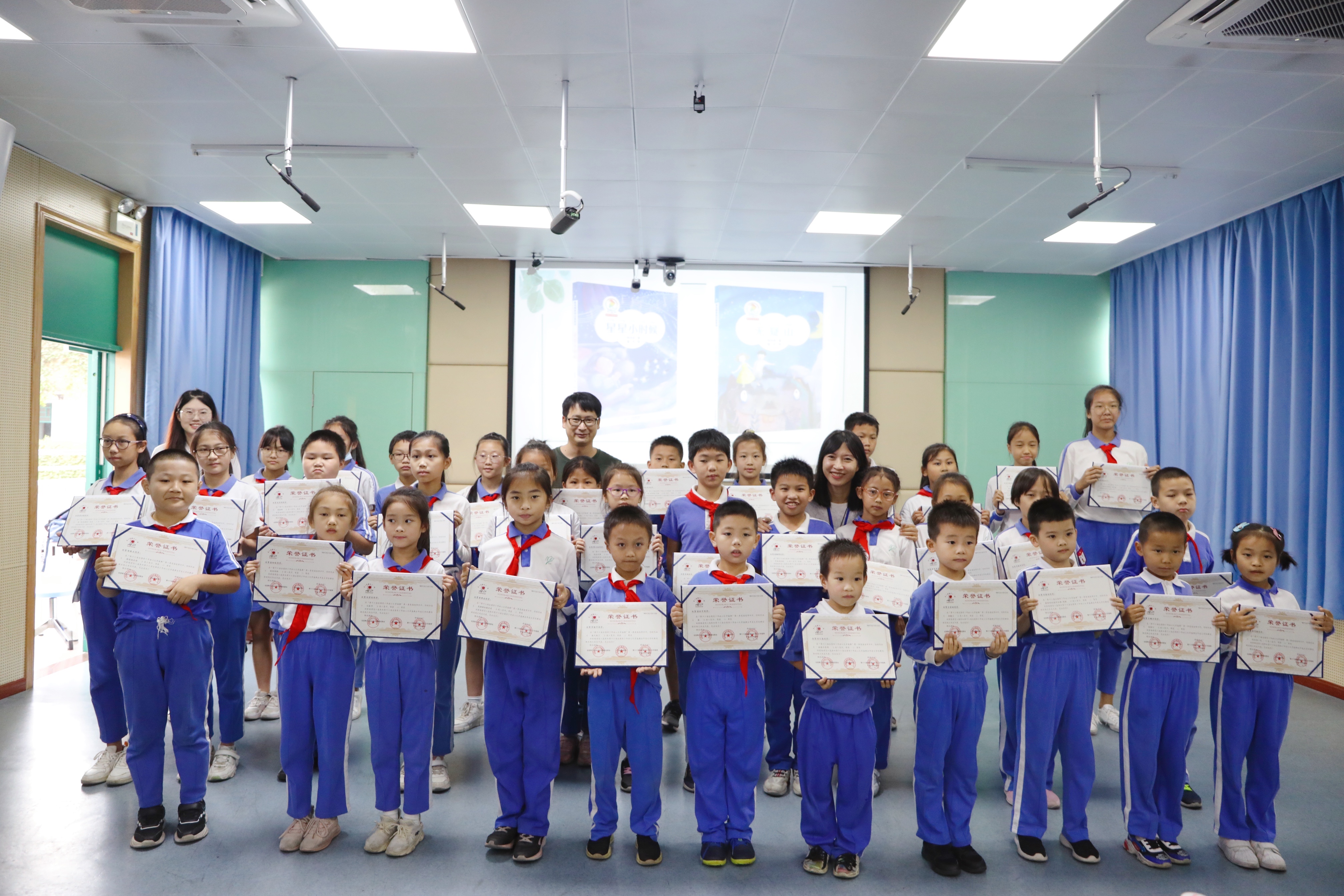 为白芒小学入选深圳市复评的孩子颁奖并合影