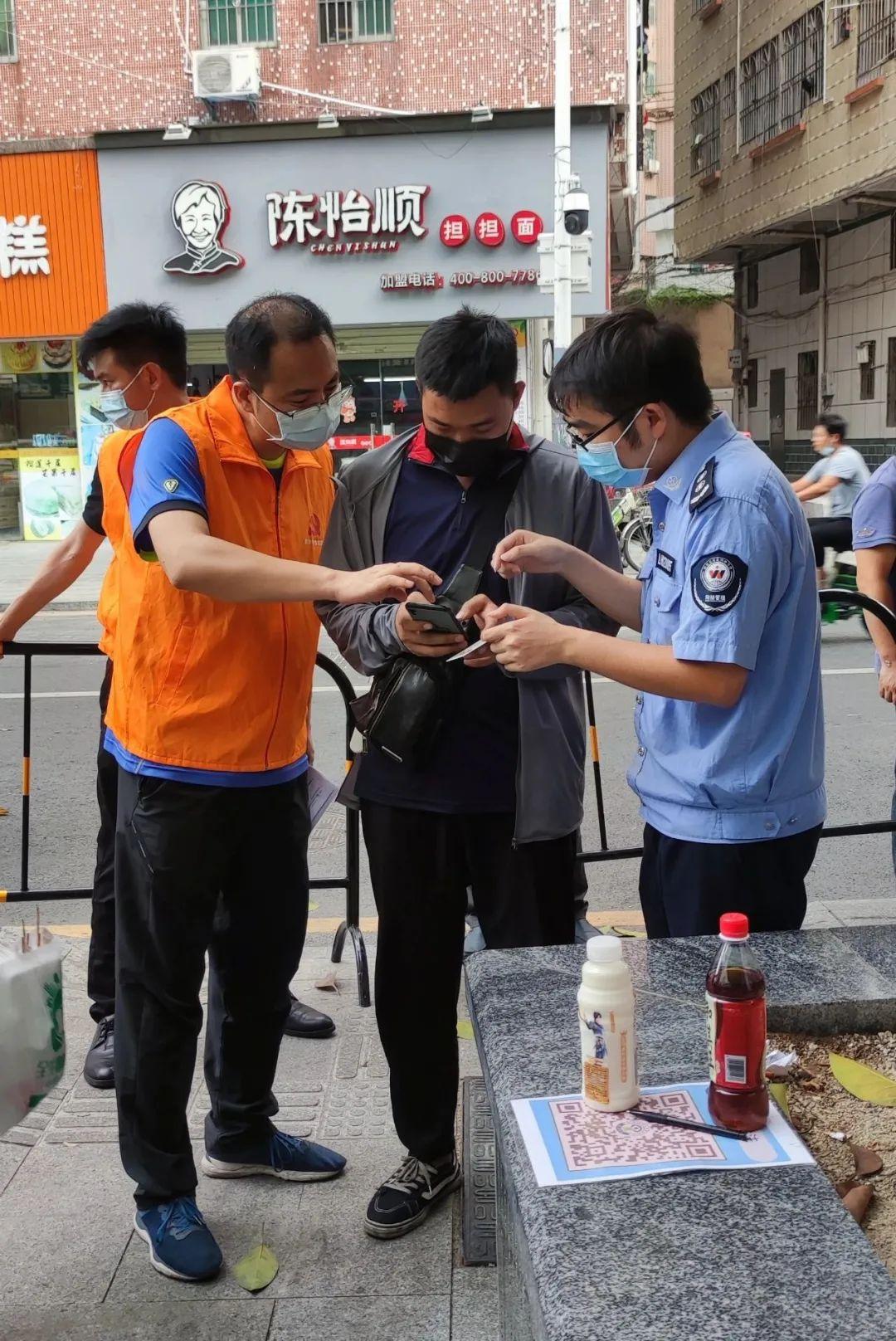 区委统战部志愿服务人员分别前往上芬社区疫苗接种点及民法公园,北站