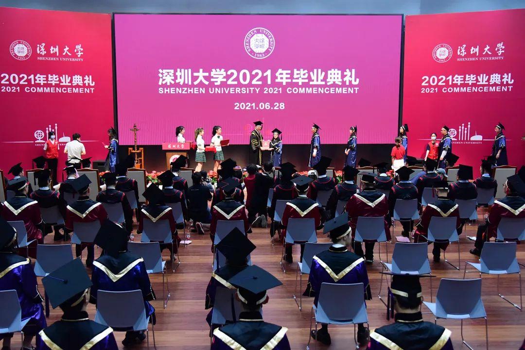 荣誉学士学位获得者代表颁授荣誉学位,为优秀毕业生代表颁发表彰证书