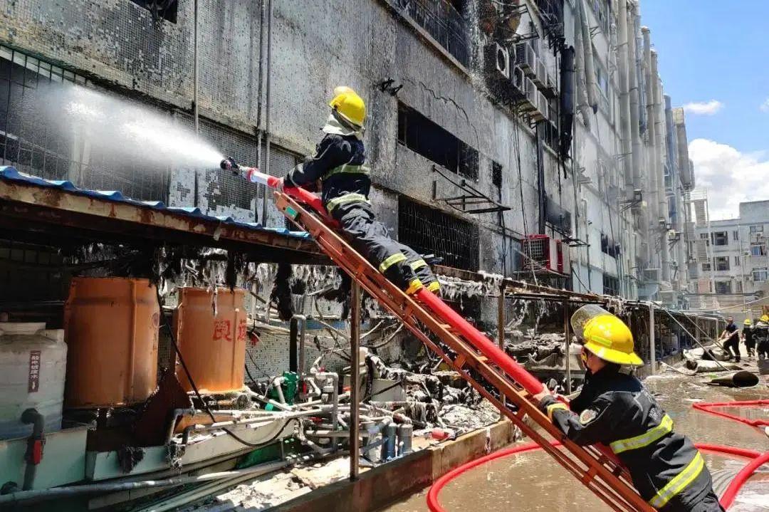 案例二4月22日,上海金山区一企业厂房失火,火灾造成8名人员遇难,其中2