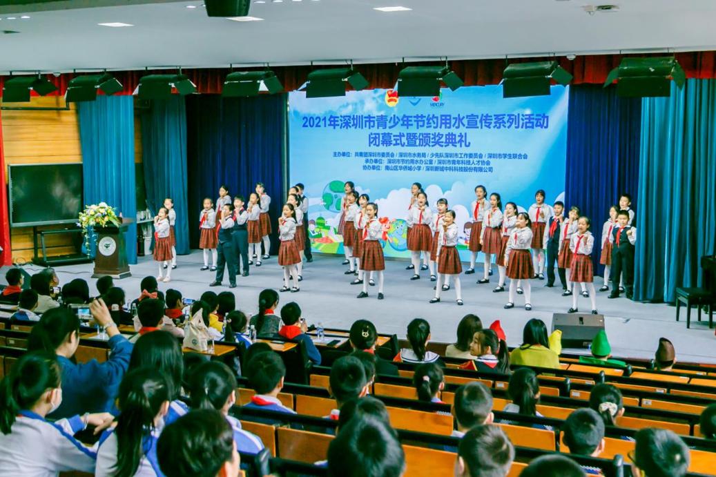 中拉開了帷幕,深圳南山第二外國語小學的同學為大家帶來了《垃圾分類