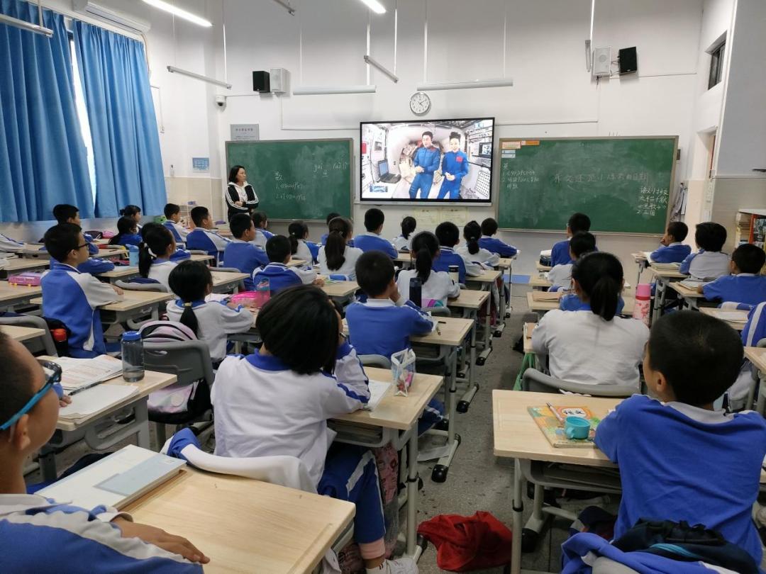 航城学校师生共迎这场来自大气层外的科学课_深圳新闻网