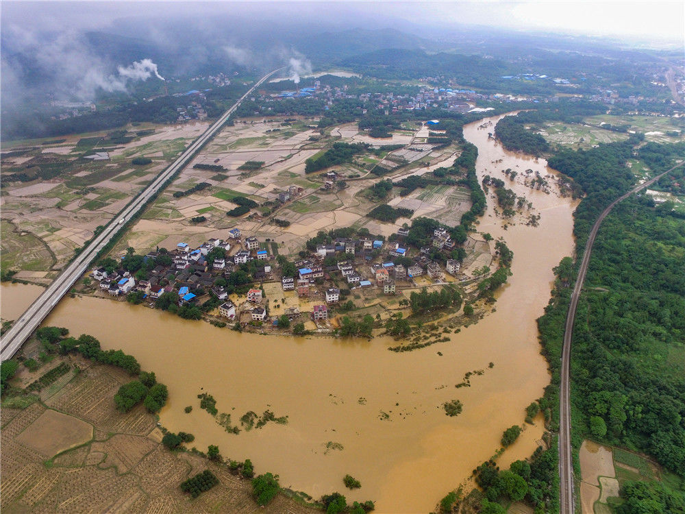 广西桂林暴雨引发洪水 多地遭浸灌2019年6月12日,广西桂林全州县龙水