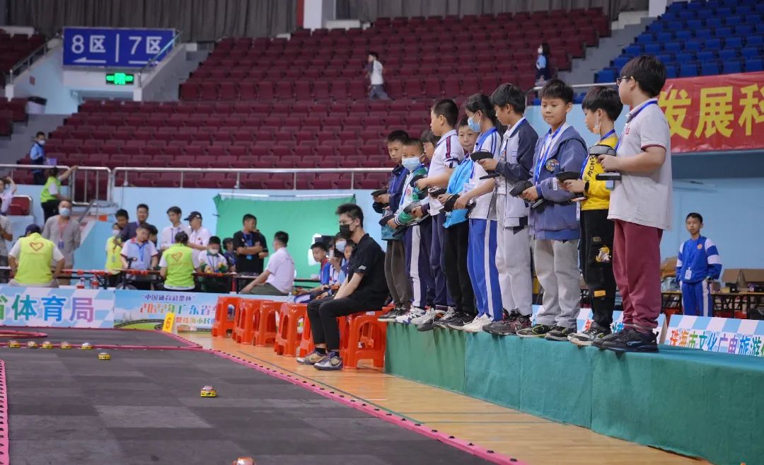 賽事項目分遙控類和非遙控類,涵蓋橡皮筋動力拼裝定點賽,四驅車拼裝