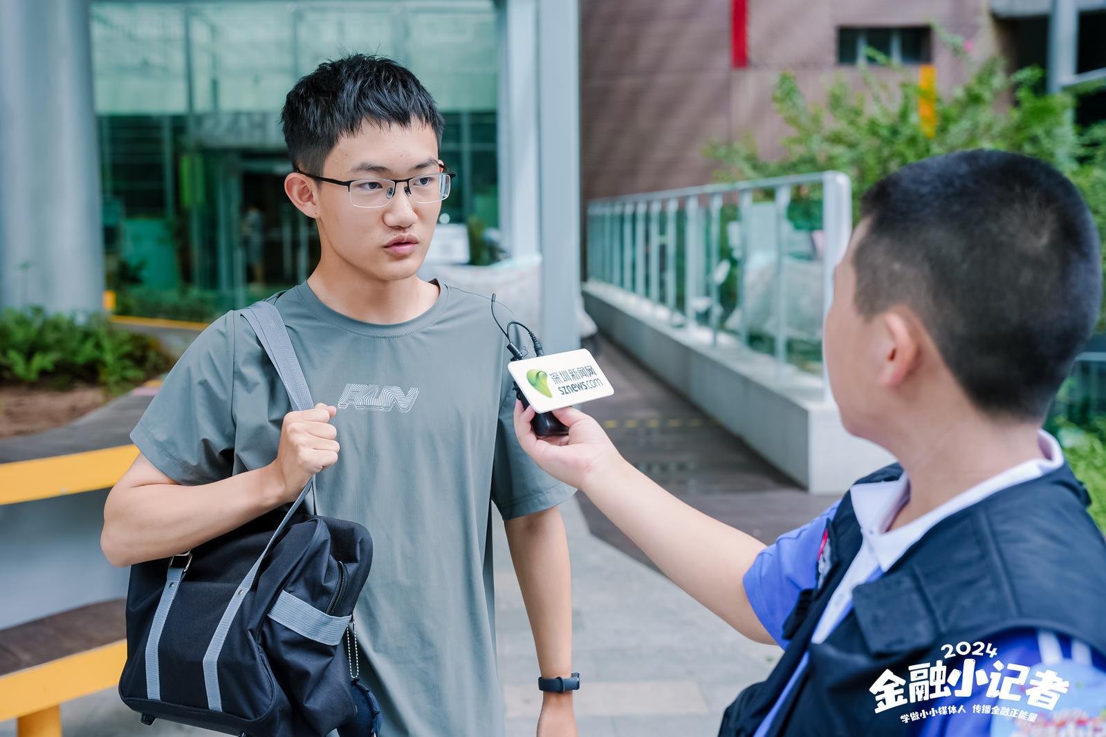 小记者街头采访，将学到的知识运用到实践中去